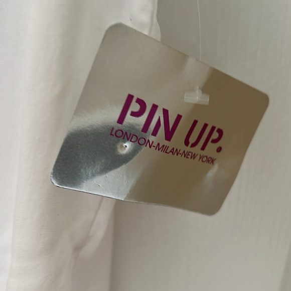 Pinup white sleeveless front knot blouse w/ crochet detail back.Italian fabric - Picture 2 of 6